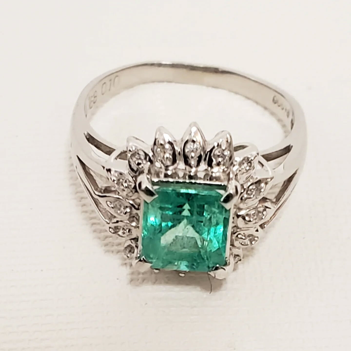 Pt900エメラルドリングの買取実績についてご紹介いたします
